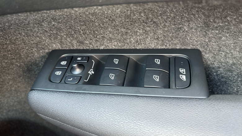 Volvo XC40 2.0 B4P Ultra Dark 5dr Auto Petrol Estate